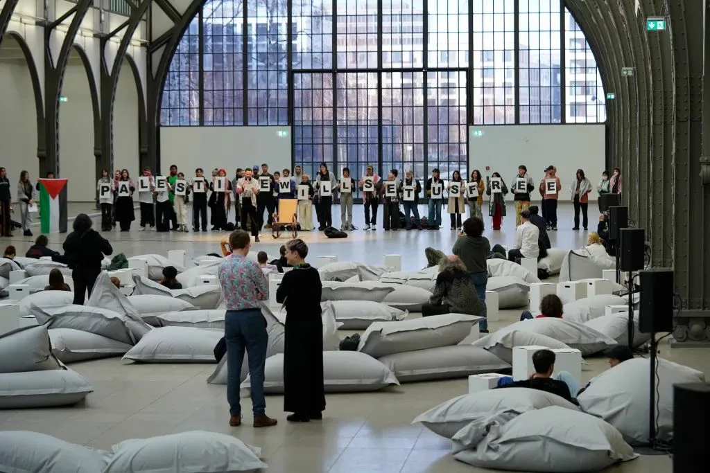 Am 11. Februar 2024 wurde die 100-Stunden-Lesung von Hannah Arendts Werk „Elemente und Ursprünge totaler Herrschaft“ im Hamburger Bahnhof zweimal von Demonstranten mit Hasstiraden gestört. Die Lesung wurde abgebrochen.
