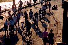 Fußgänger und Radfahrer auf der Quais de Seine in Paris, die 2012 für Fußgänger und Radfahrer freigegeben wurde.