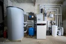Wärmepumpe und Speicher im Hausübergaberaum