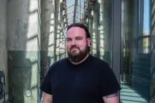 Porträt von Michael Panitz in einem schwarzen T-Shirt 