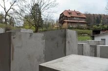 Nachbau als symbolische Außenstelle des Berliner Denkmals fuer die ermordeten Juden Europas durch das Zentrum für politische Schönheit in unmittelbarer Nachbarschaft zum Wohnhaus von Björn Höcke (AfD) in Bornhagen. 