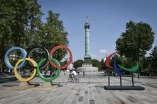 Foto: Paris, Place de la Bastille mit olympischen und paralympischen Ringen im Vordergrund, Juli-Säule im Hintergrund.