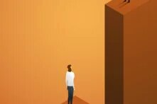 Illustration: Zwei Personen stehen auf getrennten Klippen, schauen sich an. Die Kluft zwischen ihnen ist groß. Die Szene ist in warmen Orangetönen gehalten.