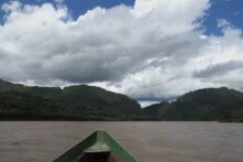 Blick von einem Fluss aus einem Boot auf grünes Ufer. Es handelt sich um den Fluss Beni und die Bala Schlucht in Bolivien. 