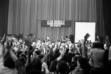 Gründungsparteitag der Grünen in der Stadthalle Karlsruhe, 12./13.01.1980 Blick aus dem Saal auf die Versammlungsleitung © Peter Brüchmann