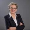 Ein Porträt von Christiane Averbeck . Sie blickt lächelnd in die Kamera