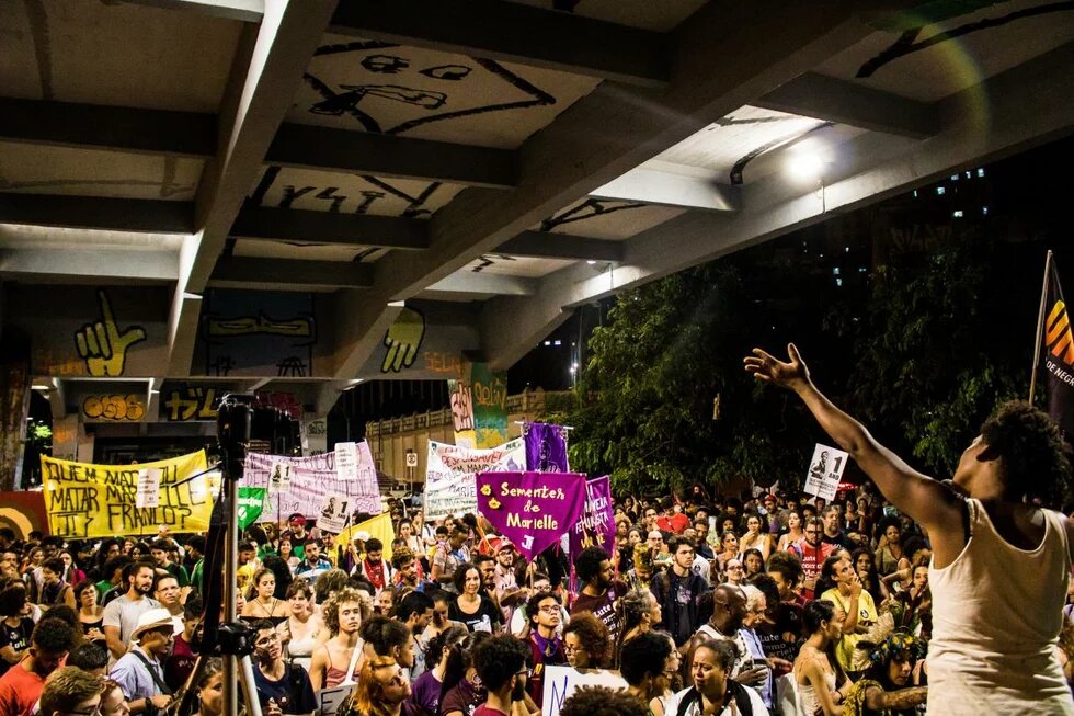 Trauerversammlung in Brasilien Versammlung von Menschen in Brasilien unter dem Santa-Tereza-Viadukt in der Innenstadt von Belo Horizonte, um der vor einem Jahr ermordeten Marielle Franco und des Fahrers Anderson Gomes zu gedenken.