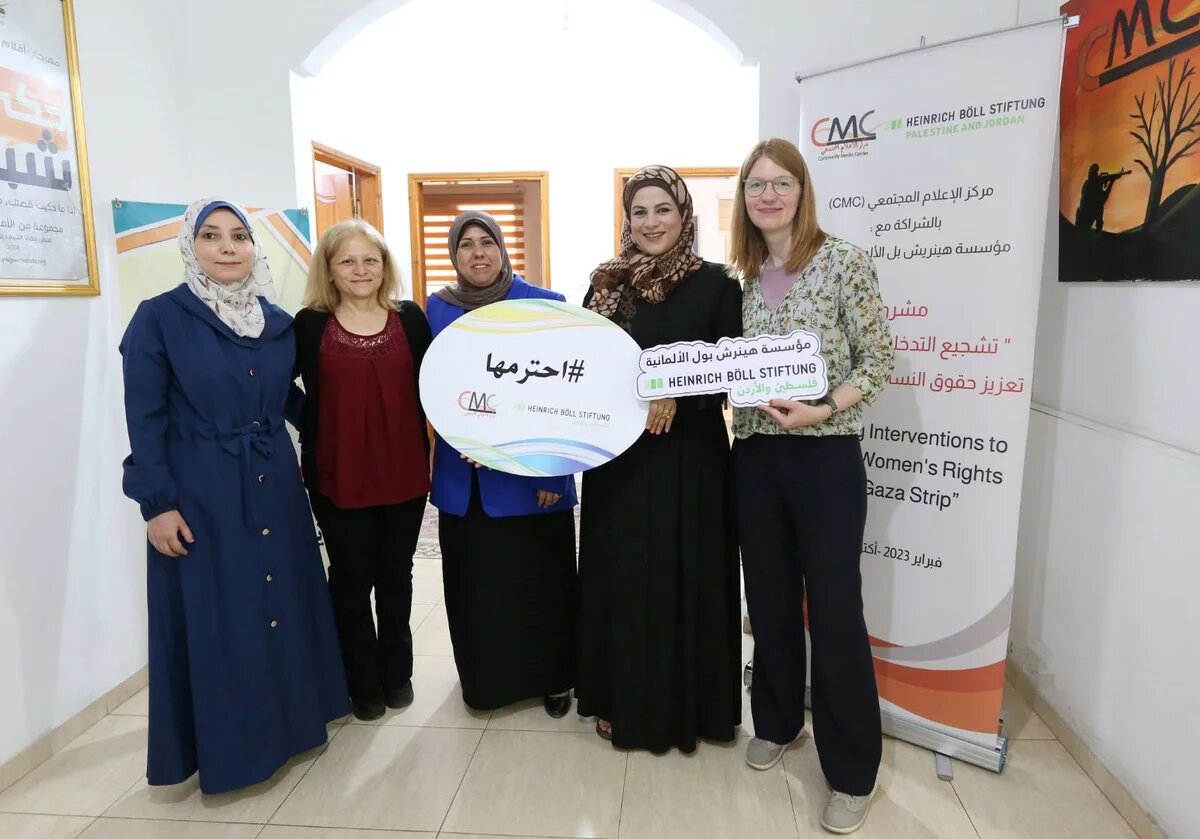 Gegen alle Widrigkeiten: Arbeiten im Gazastreifen. 5 Frauen Stehen und halten ein Plakat